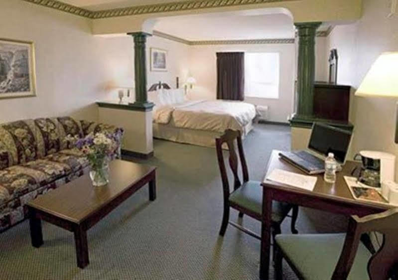 คอมฟอร์ต สวีท โฮเต็ล ดาวน์ทาวน์ วินด์เซอร์ Hotel ภายนอก รูปภาพ
