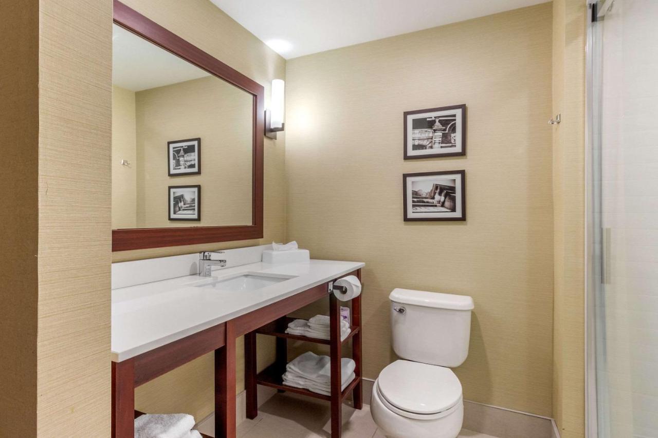 คอมฟอร์ต สวีท โฮเต็ล ดาวน์ทาวน์ วินด์เซอร์ Hotel ภายนอก รูปภาพ