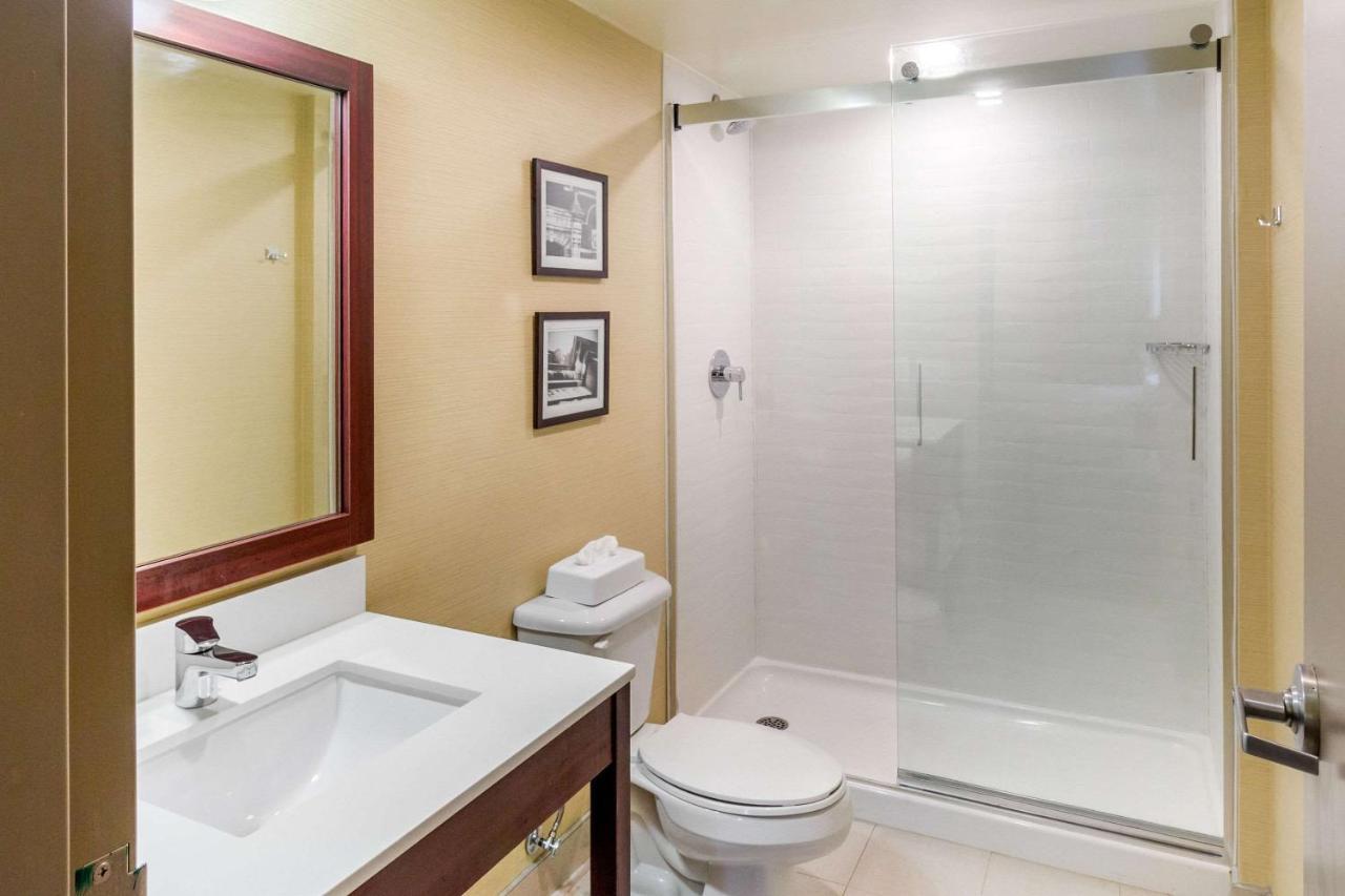 คอมฟอร์ต สวีท โฮเต็ล ดาวน์ทาวน์ วินด์เซอร์ Hotel ภายนอก รูปภาพ